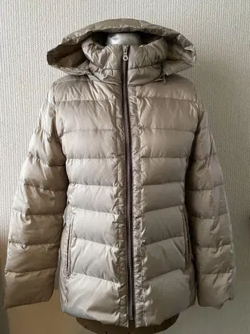기장 63cm 광택 베이지 컬러 코트 후드 탈부착 가능.