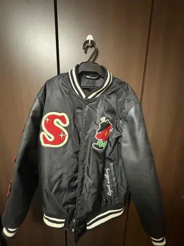 ZARA 자수 장식 블랙 바시티 자켓