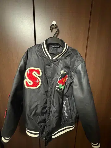 ZARA 자수 장식 블랙 바시티 자켓