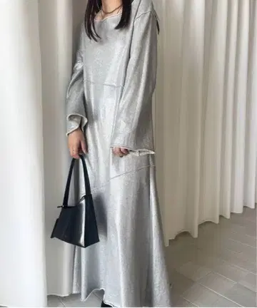새상품 미사용 AMERI GLITTER PRINT URAKE DRESS