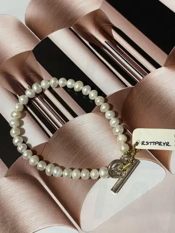 미사용 새상품 택 포함 RSTTPRYR 화이트 펄 팔찌 19 cm