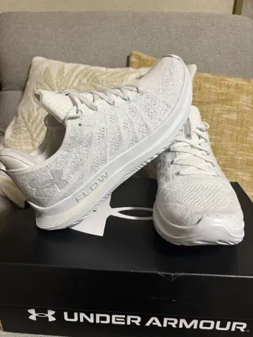언더아머 FLOW 화이트 스니커즈