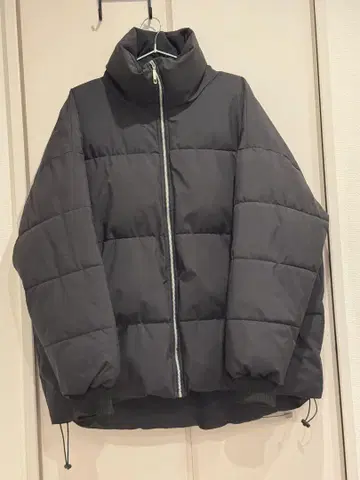 다크 그레이 퀼팅 다운 자켓