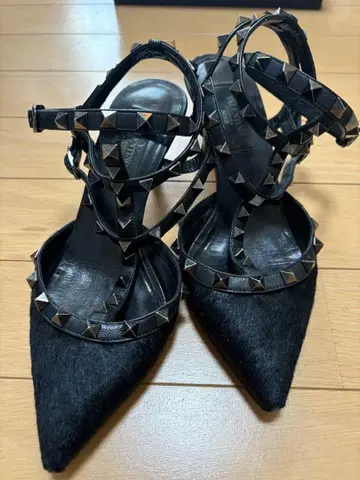 발렌티노 가라바니 스터드 송치 퍼 샌들 펌프스