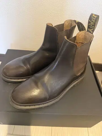Dr.Martens 다크 브라운 사이드 고어 부츠