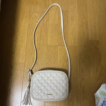 화이트 퀼팅 숄더백