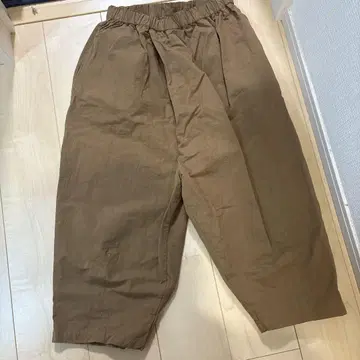 나추카라 브라운 턱 캐주얼 팬츠