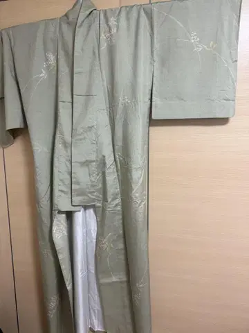 연한 녹색 꽃무늬 자수 코몬 기모노 ikki류 로우케츠 염색