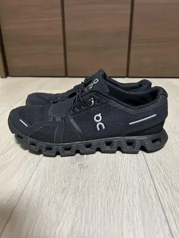 On clnud5 블랙 스니커즈