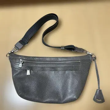 aniary 다크 그레이 바디백 가죽 백