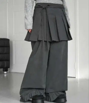 uenui 같은 형태 PLEATED WRAP PANTS
