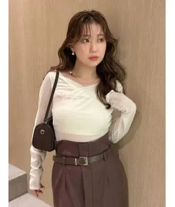 데콜테 턱 플로키 튤 상의