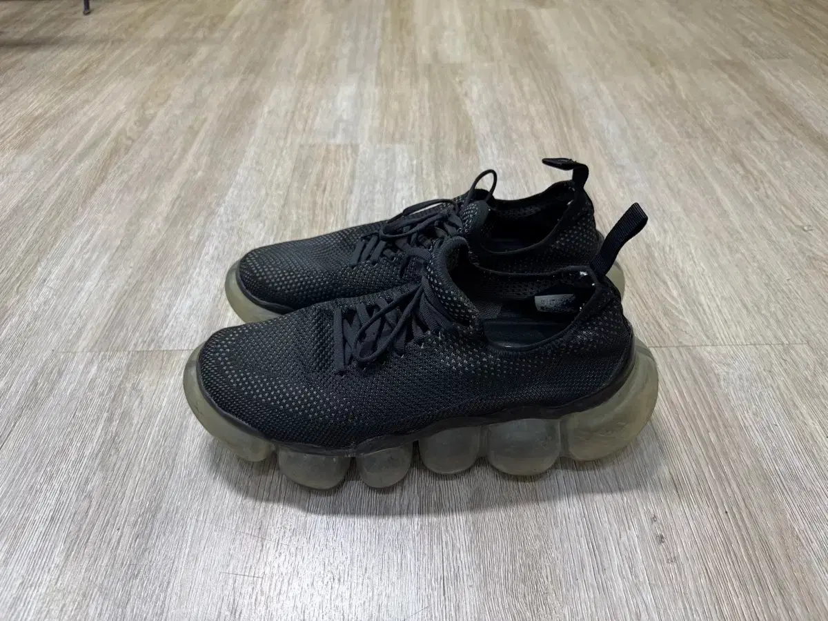 Grounds. 270. Sneakers