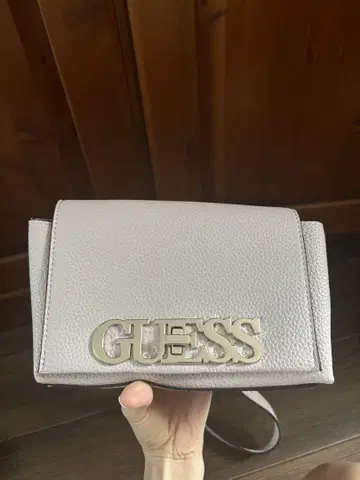 GUESS 숄더백 라이트 그레이