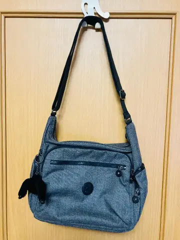 Kipling 그레이 숄더백 원숭이 참 포함