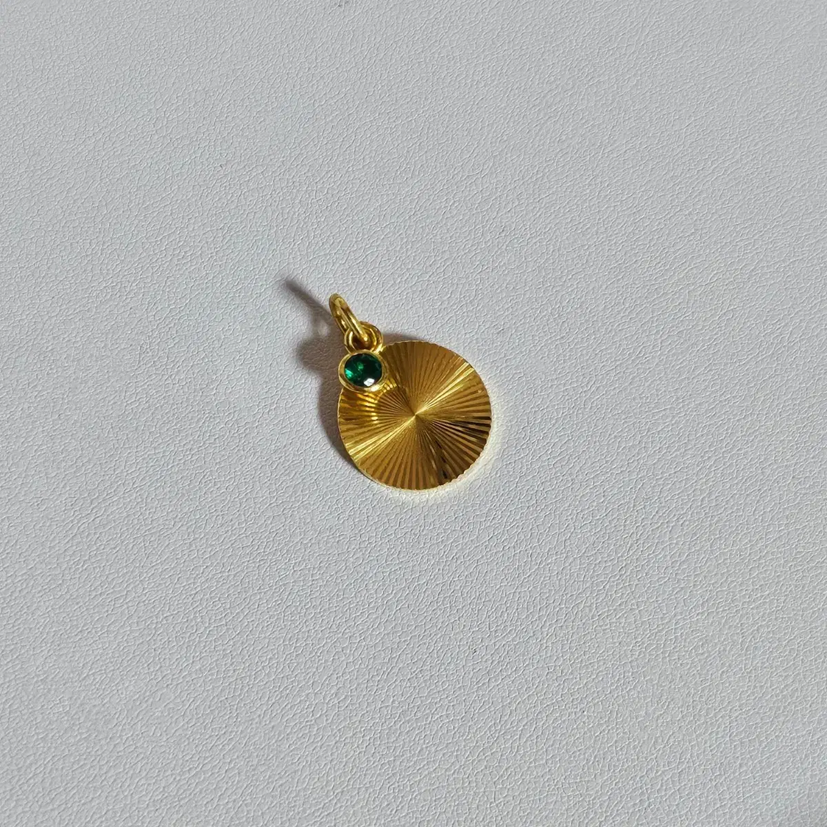 Pure gold medal green pendant #순금,#팬던트,#메달,#한돈,#1돈 on Bunjang Global Site.