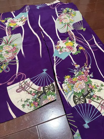 앤티크 긴 겉옷 부채와 꽃