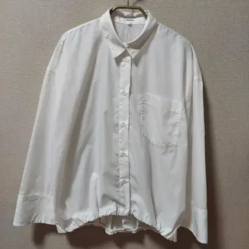 밑단 조절 셔츠 골드 컬러 로고 포함