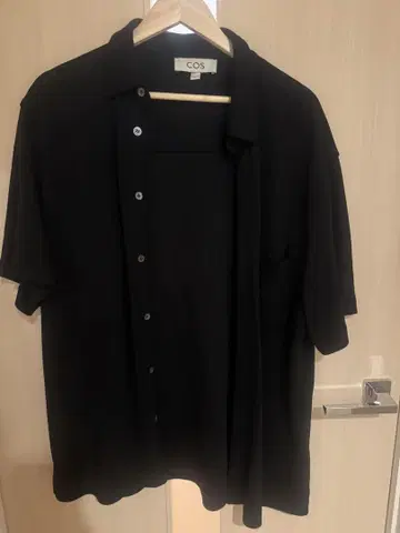COS 블랙 반팔 셔츠 EUR M