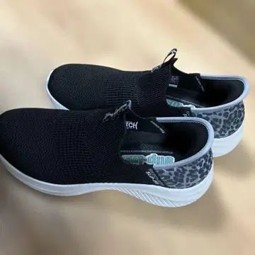 SKECHERS 슬립온 블랙 레오파드 무늬