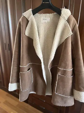 브라운 후드 부착 무스탕 코트