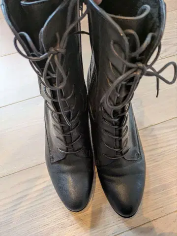 블랙 가죽 레이스업 부츠 중간 굽