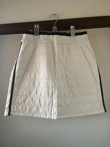 먼싱웨어 화이트 스포츠 스커트 포켓 부착