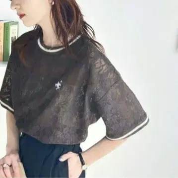 클래식 엘프 크로셰풍 꽃무늬 레이스 리브 라인 가슴 자수 T셔츠