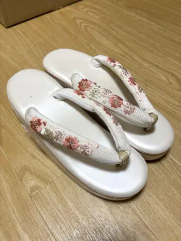 꽃무늬 자수 화이트 조리 통굽 24cm
