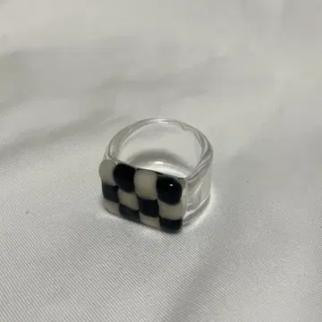 yurika akutsu checker glass ring