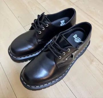 Dr. Martens 화이트 스티치 3홀 신발