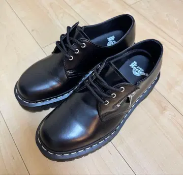 Dr. Martens 화이트 스티치 3홀 신발