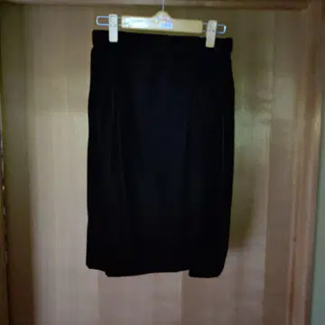 이긴 블랙 벨로아 무릎 기장 스커트