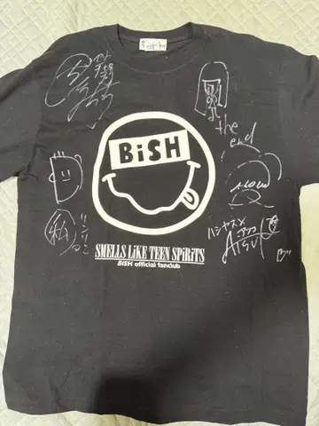 BiSH 사인 포함 T셔츠 아이나 지 엔드