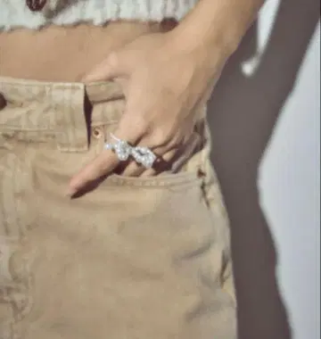 VAKT. 리본형 비즈 반지 화이트