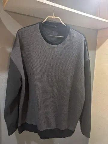 DISCOVERD 디스커버드 절개 맨투맨 블랙 x 그레이