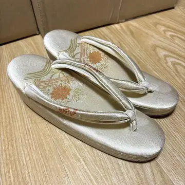 골드 컬러 꽃무늬 자수 조리