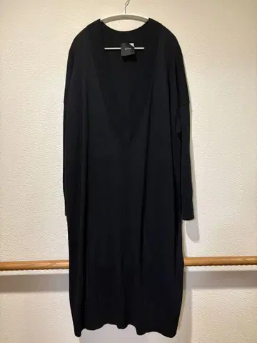 ATON 블랙 V넥 니트 원피스