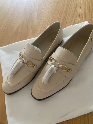 ZARA 베이지 태슬 달린 로퍼 41