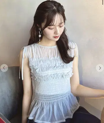 LILLIAN CARAT 셔링 디자인 프릴 상의
