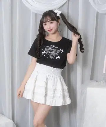 Honey Cinnamon 로고 자수 리본 펄 T셔츠 블랙