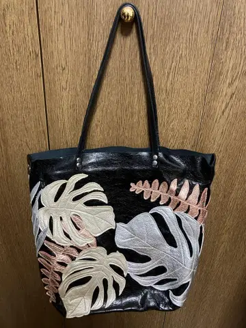 수잔나 헌터 몬스테라 패턴 토트백