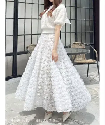 dazzlin 모티브 볼륨 플레어 스커트 화이트