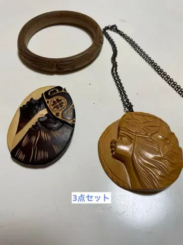 아이누 조각 목걸이, 브로치, 팔찌 세트. 손 조각.