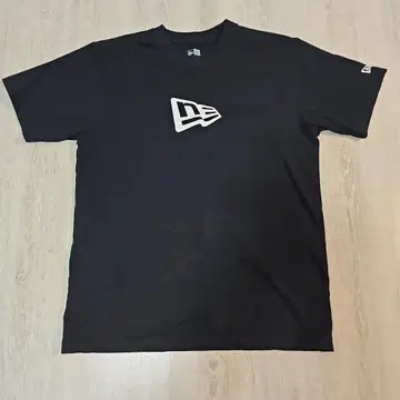 NEW ERA 블랙 로고 T셔츠 M 사이즈