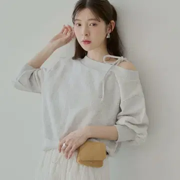 Chico [7부 소매] 어깨 리본 원숄더 루즈 맨투맨
