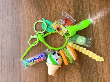 아메토이 가챠가챠 컬러풀 반짝반짝 키링 햄버거 & 감자