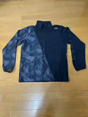 컨디션 최상 OAKLEY 얇은 소재 자켓 L 네이비/그레이
