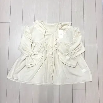 미사용 새상품 프릴 튜닉 블라우스 로리즈팜 아이보리 F