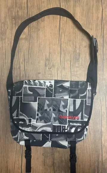 QUIKSILVER 메신저 백 블랙/화이트
